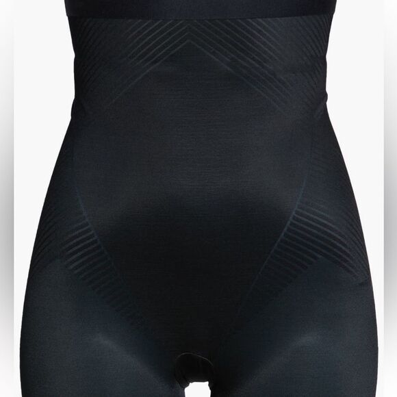 SPANXshape ™ Invisible High Waist Mid Thigh Shorts Medium $78 - Picture 3 of 5